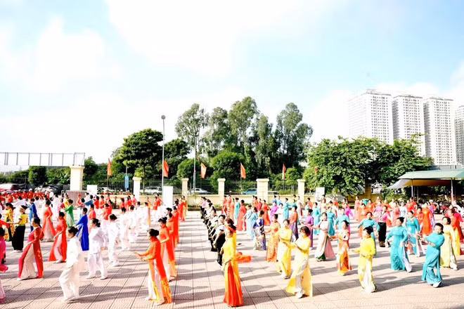 Màn đồng diễn dưỡng sinh của hàng nghìn người cao tuổi thể hiện thể hiện sức sống mãnh liệt, tinh thần lạc quan của thế hệ người cao tuổi Thủ đô. Ảnh Quỳnh Trang