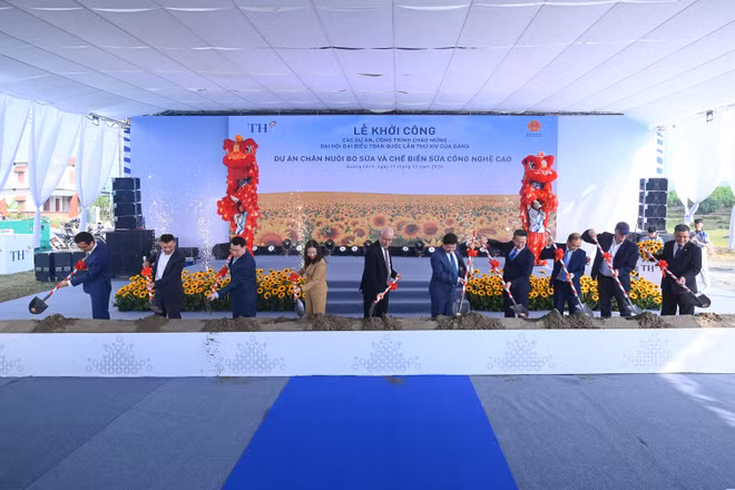 Các đại biểu thực hiện nghi thức khởi công dự án