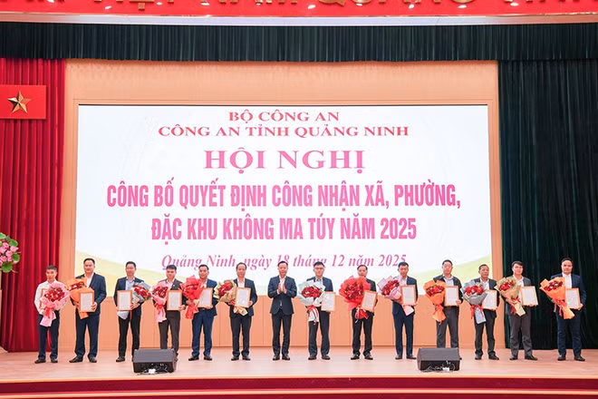Đồng chí Lê Văn Ánh, Phó Chủ tịch Ủy ban nhân dân tỉnh Quảng Ninh trao Quyết định công nhận địa bàn không ma túy năm 2025 cho các địa phương.​​​​
