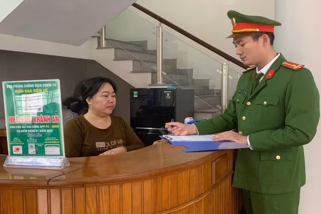 Công an phường Yên Tử siết chặt quản lý các cơ sở lưu trú