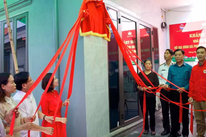 Ủy ban MTTQ Việt Nam phường Đông Hải tổ chức Lễ khánh thành và bàn giao nhà “Đại đoàn kết” cho gia đình bà Phạm Thị Yêu- hộ gia đình thuộc diện đặc biệt khó khăn.