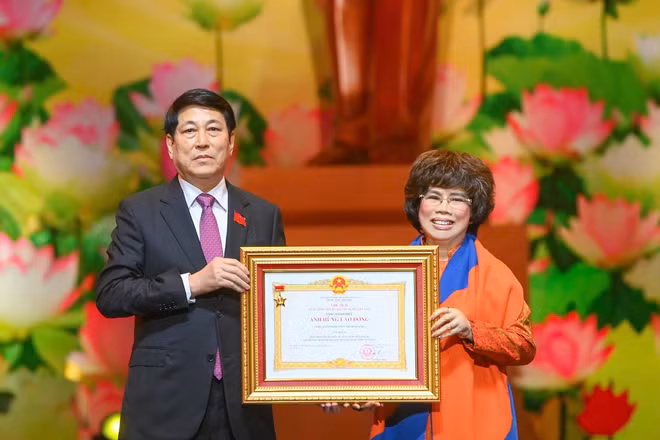 Anh hùng Lao động, Nhà sáng lập Tập đoàn TH Thái Hương đón nhận danh hiệu Anh hùng Lao động do Chủ tịch nước trao tặng cho tập thể Tập đoàn TH, với đại diện hạt nhân là Công ty Cổ phần Thực phẩm sữa TH.