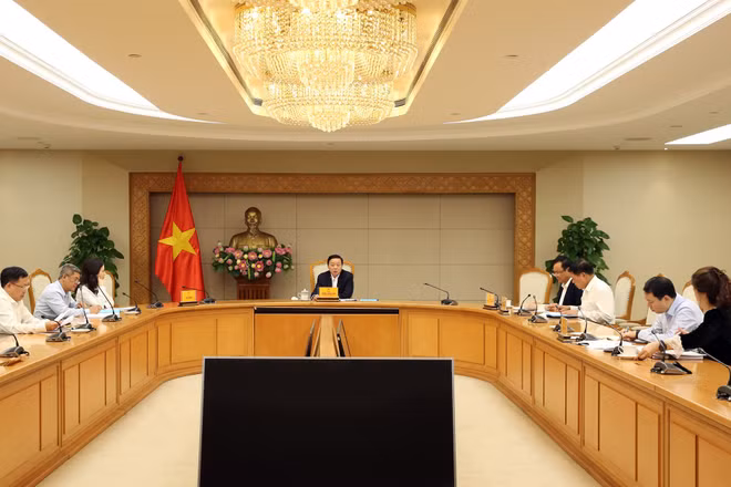 Phó Thủ tướng Trần Hồng Hà làm việc với Bộ Nông nghiệp và Môi trường và các bộ, ngành liên quan về Dự án Nghị định chuẩn nghèo đa chiều quốc gia giai đoạn 2026-2030. Ảnh VGP