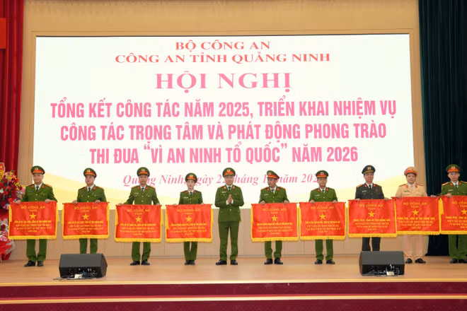 Thượng tướng Nguyễn Ngọc Lâm trao tặng Cờ thi đua của Bộ Công an cho các tập thể có thành tích xuất sắc trong phong trào thi đua Vì an ninh Tổ quốc năm 2025.