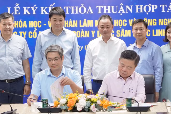 GS, TS Ngô Quốc Anh, Viện trưởng Viện Hóa học, Viện Hàn lâm Khoa học và Công nghệ Việt Nam và ông Võ Kim Cự, Chủ tịch Tập đoàn Y Dược Sâm Ngọc Linh Việt Nam ký kết thỏa thuận hợp tác.