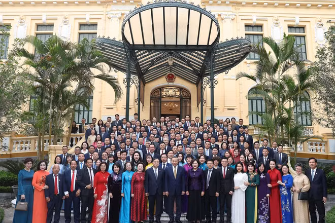 Tổng Bí thư, Chủ tịch nước Tô Lâm cùng các đồng chí lãnh đạo Đảng, Nhà nước và đại diện các doanh nghiệp tiêu biểu tại buổi gặp mặt. Ảnh: TTXVN. 