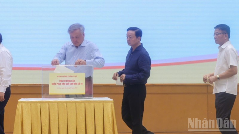 Phó Thủ tướng Thường trực Nguyễn Hòa Bình, Phó Thủ tướng Trần Hồng Hà, Phó Thủ tướng Lê Thành Long tham gia quyên góp, ủng hộ đồng bào bị thiệt hại do cơn bão số 10 gây ra. ndo_br_a4-8424.jpg