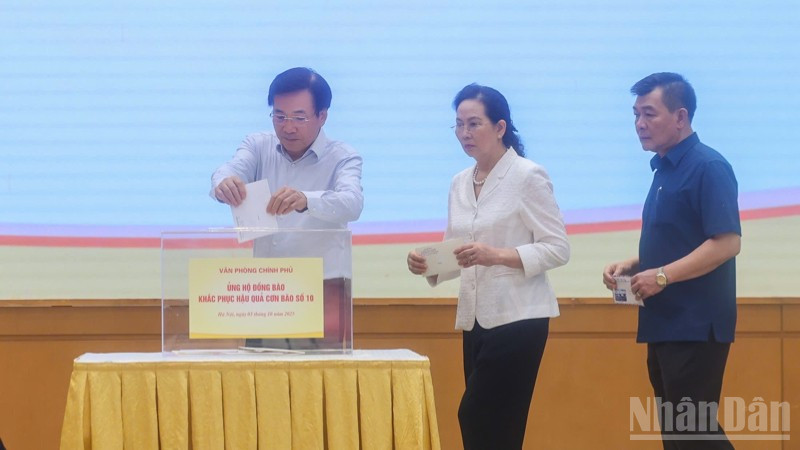 Bộ trưởng, Chủ nhiệm Văn phòng Chính phủ Trần Văn Sơn tham gia quyên góp ủng hộ đồng bào bị thiệt hại bởi bão số 10 . ndo_br_a5-8947.jpg
