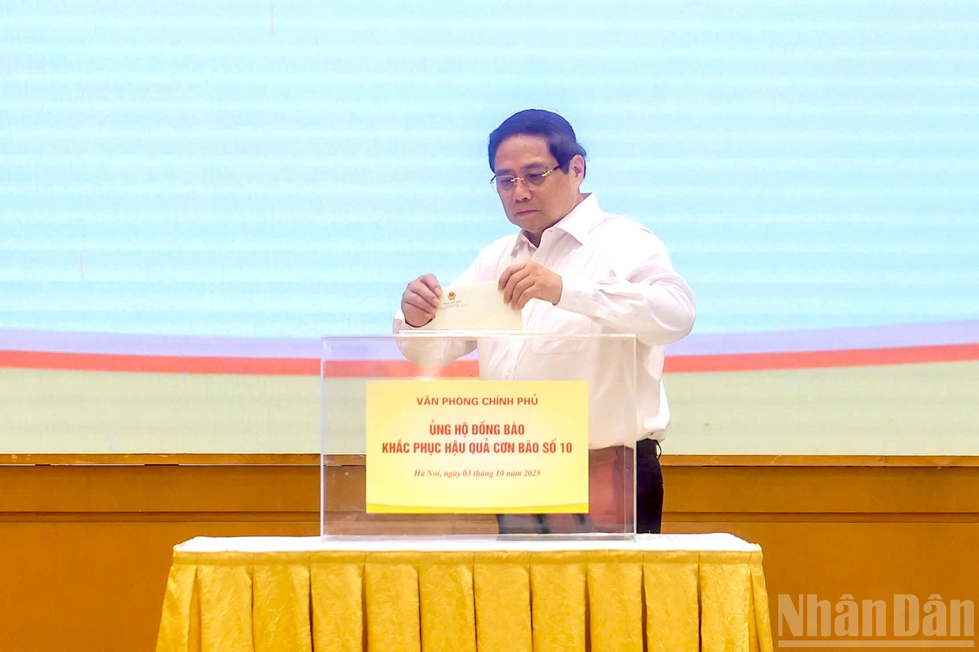 Thủ tướng Phạm Minh Chính tham gia quyên góp, ủng hộ đồng bào bị thiệt hại do cơn bão số 10 gây ra. (Ảnh: Trần Hải)