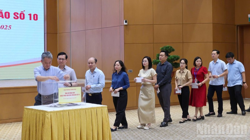Cán bộ, nhân viên Văn phòng Chính phủ tham gia quyên góp ủng hộ đồng bào bị thiệt hại bởi bão số 10. ndo_br_a6-4700.jpg