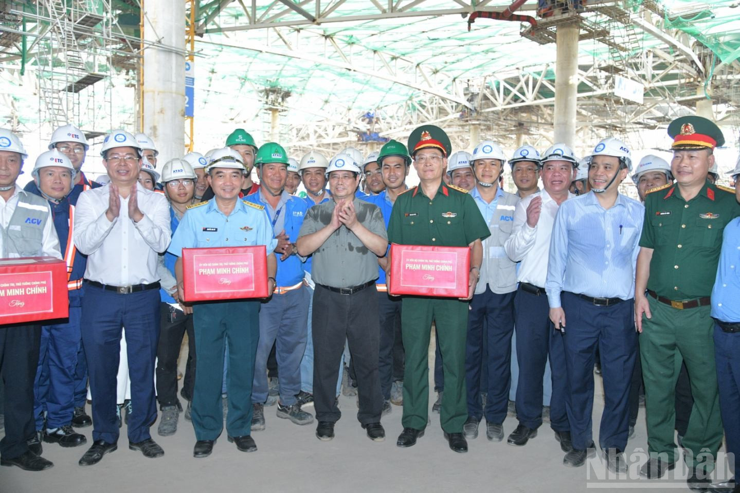 Thủ tướng Phạm Minh Chính tặng quà động viên các đơn vị thi công tại Cảng hàng không quốc tế Long Thành. (Ảnh: THANH GIANG)