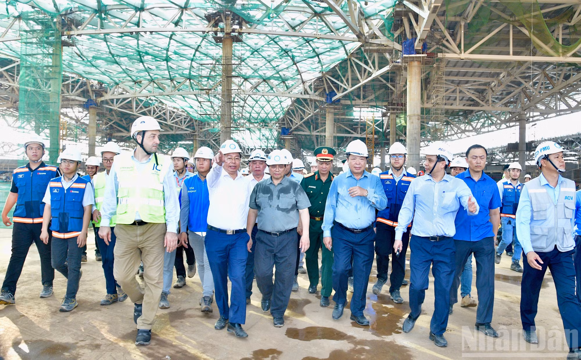 Thủ tướng Phạm Minh Chính thị sát khu vực tầng 3 nhà ga chính Cảng hàng không quốc tế Long Thành. (Ảnh: THANH GIANG)