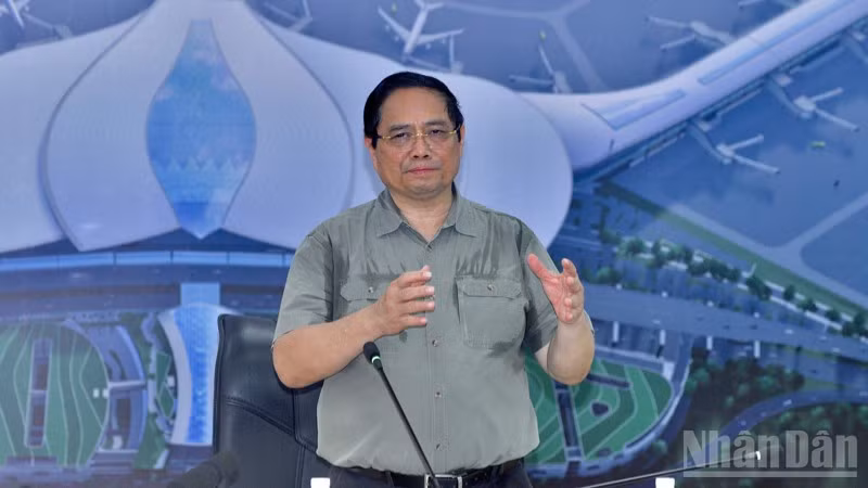 Thủ tướng Phạm Minh Chính phát biểu ý kiến chỉ đạo tại cuộc họp với các bộ, ngành,chủ đầu tư, đơn vị liên quan. (Ảnh: THANH GIANG)