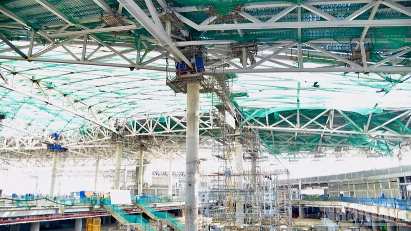 Hệ thống giàn mái nhà ga chính Sân bay Long Thành đang được khẩn trương thi công lắp đặt. (Ảnh: THANH GIANG)