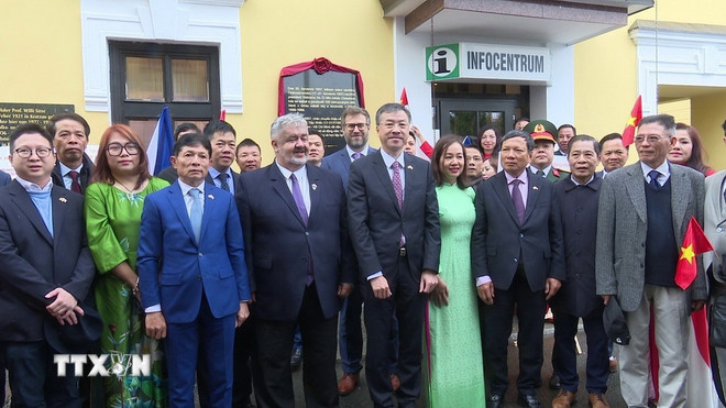 Các đại biểu chụp ảnh kỷ niệm tại buổi lễ. (Ảnh Việt Dũng/TTXVN)