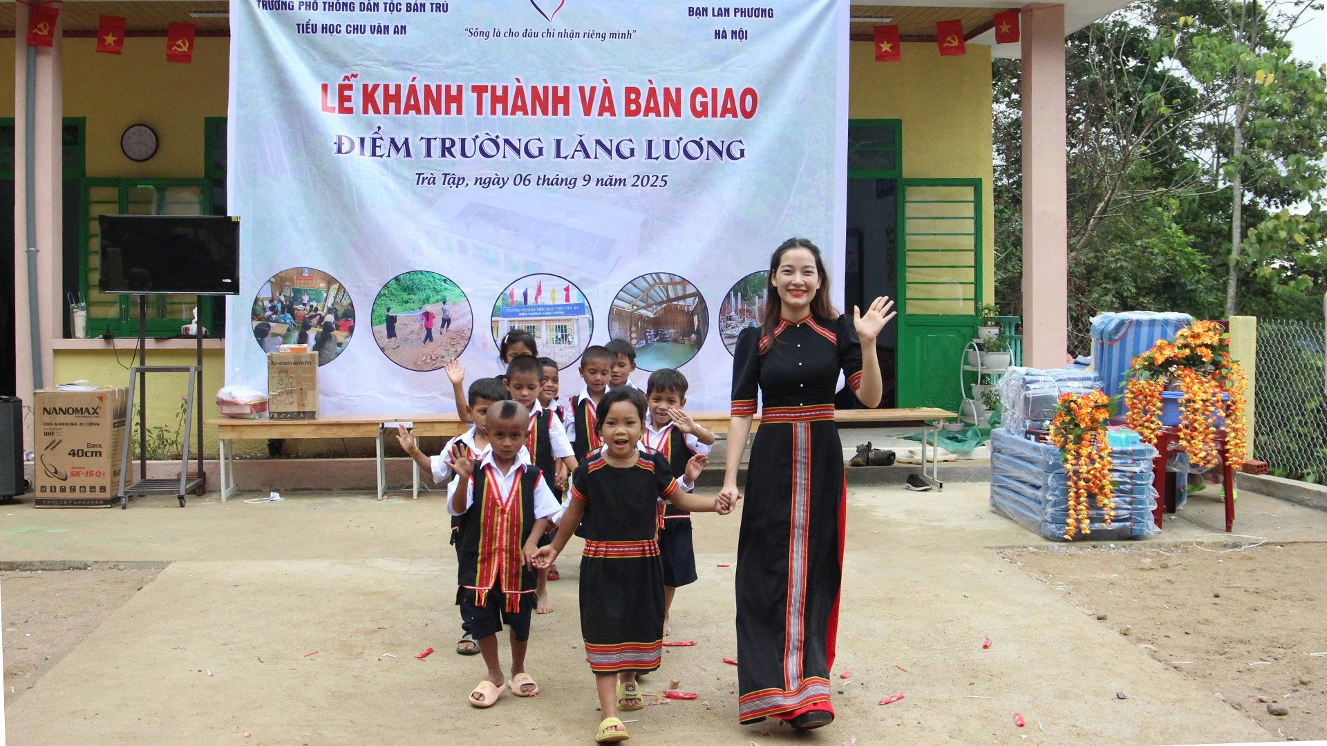 Cô Thảo cùng học sinh vui ngày khánh thành điểm trường. 4.jpg