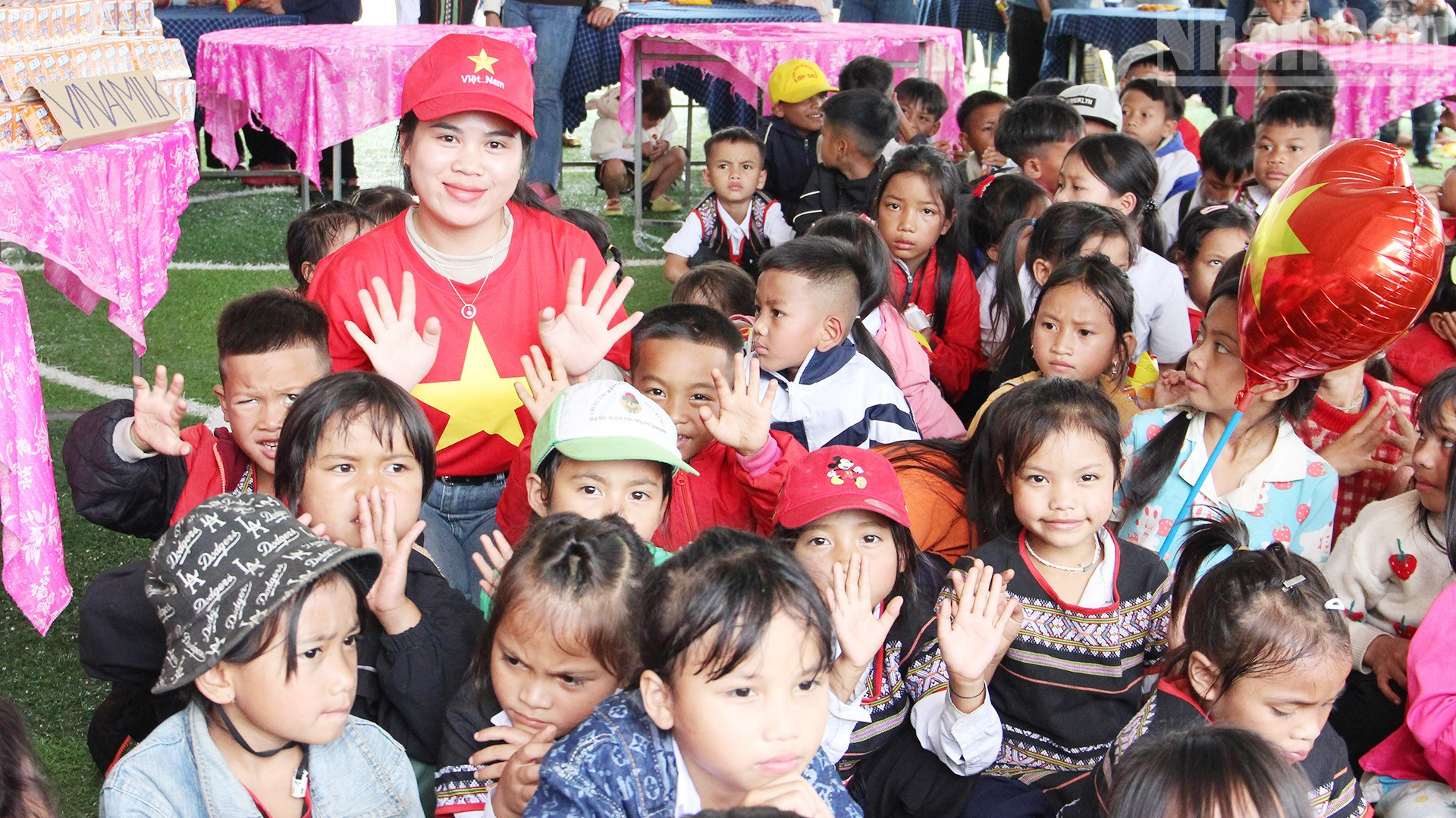 Cô giáo Hồ Thị Thên cùng các học trò.