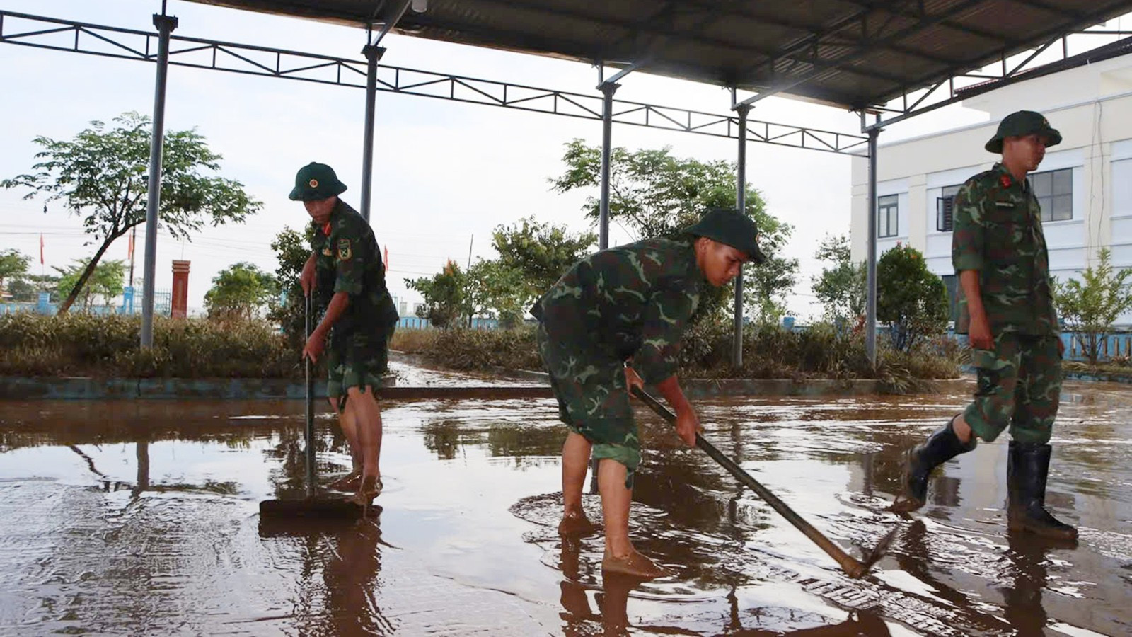 Divisie 315 werd gemobiliseerd om de gemeenten Duy Nghia, Xuan Phu en Dien Ban te helpen de gevolgen van de overstromingen te boven te komen. 12.jpg