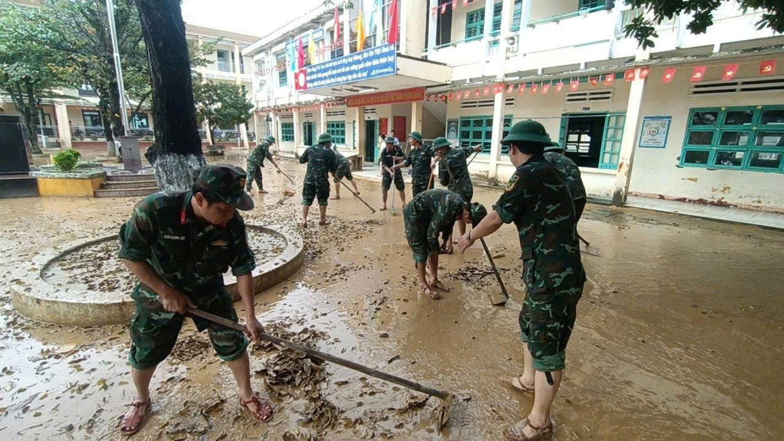 Eenheden van het militaire commando van de stad Da Nang arriveerden snel in de zwaar overstroomde gebieden om de plaats te helpen met het opruimen van de schade. 13.jpg