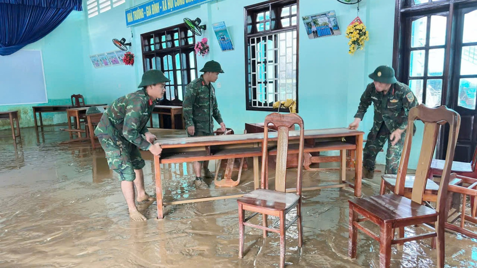 De basisschool Hoang Dieu (Nong Son gemeente) is nog steeds bedekt met modder. 11.jpg