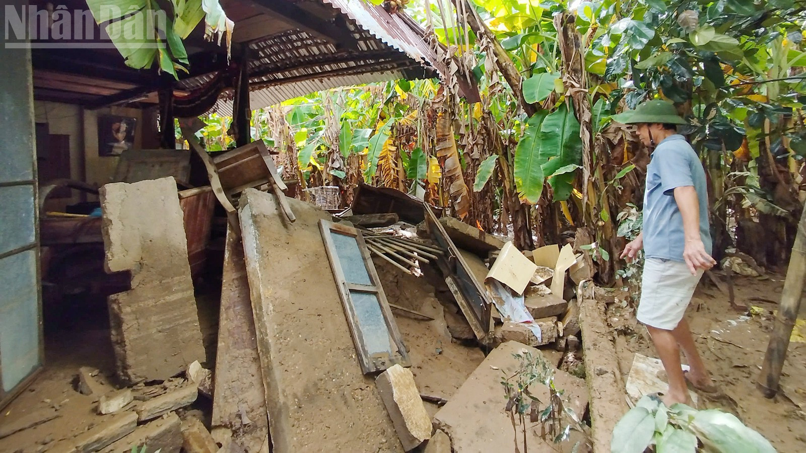 Meneer Pham Hiep (dorp 6) was bezig met het opruimen van zijn oude huis, dat een paar dagen geleden als gebedshuis werd gebruikt en was ingestort. Alles zat onder de modder, van het huis tot de tuin. ndo_tl_1.jpg