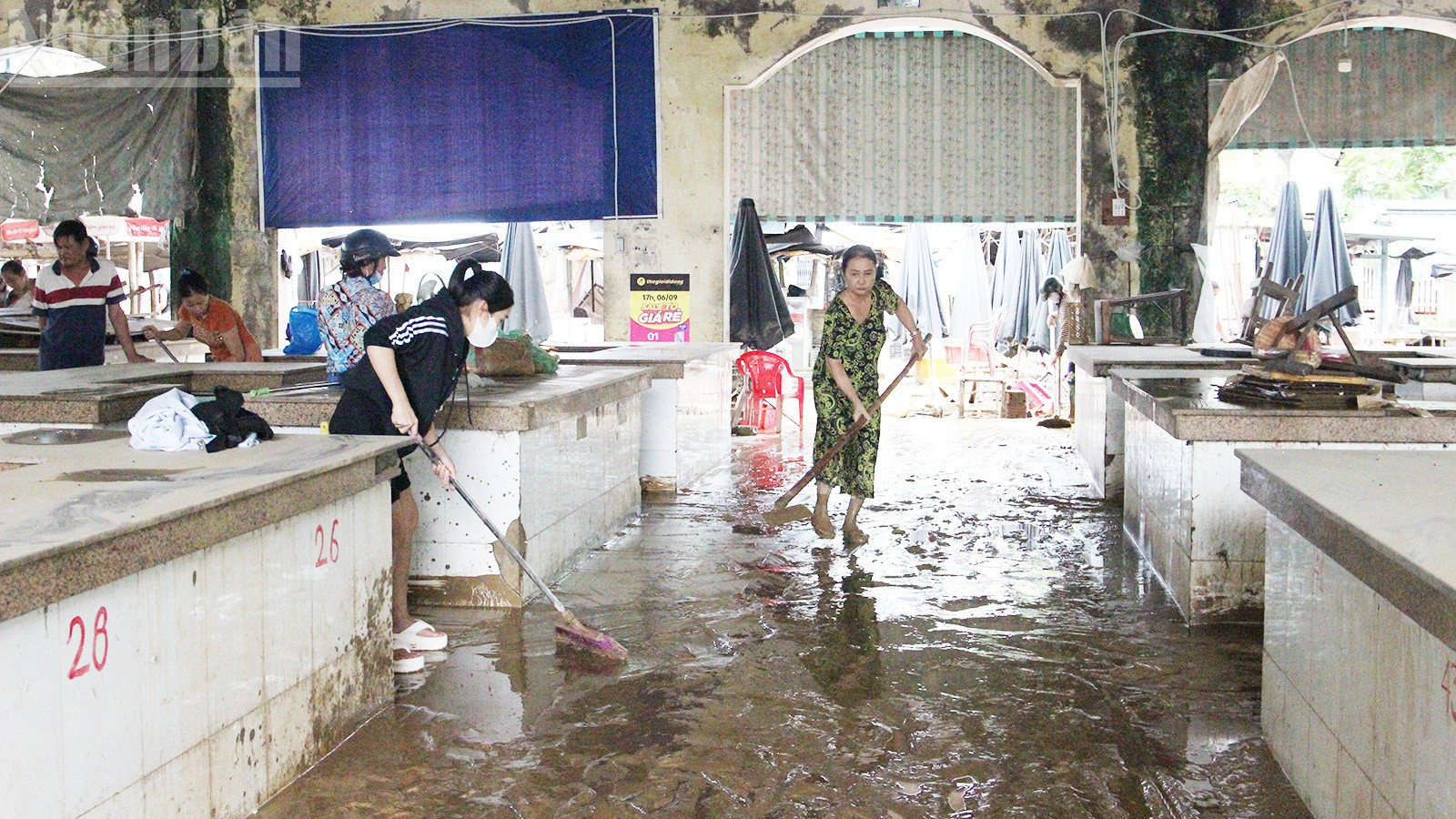 Marktkooplui maakten van de gelegenheid gebruik om de boel op te ruimen en snel weer aan de slag te gaan. ndo_tl_5.jpg