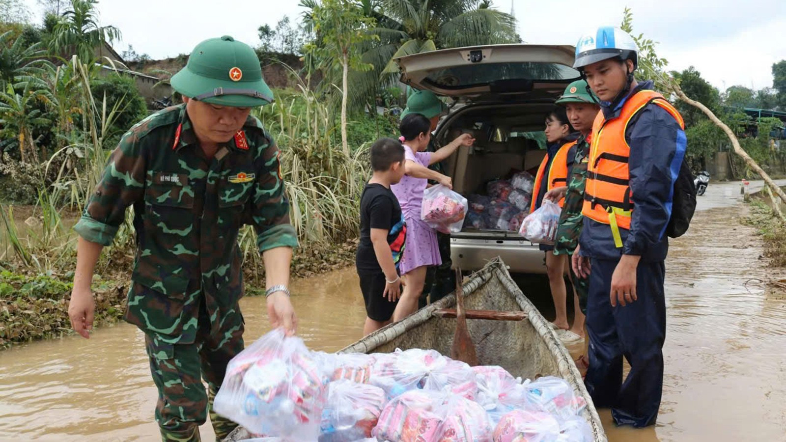 Op sommige plaatsen is er nog steeds sprake van ernstige overstromingen, eenheden kunnen snel in de basisbehoeften voorzien. 15.jpg