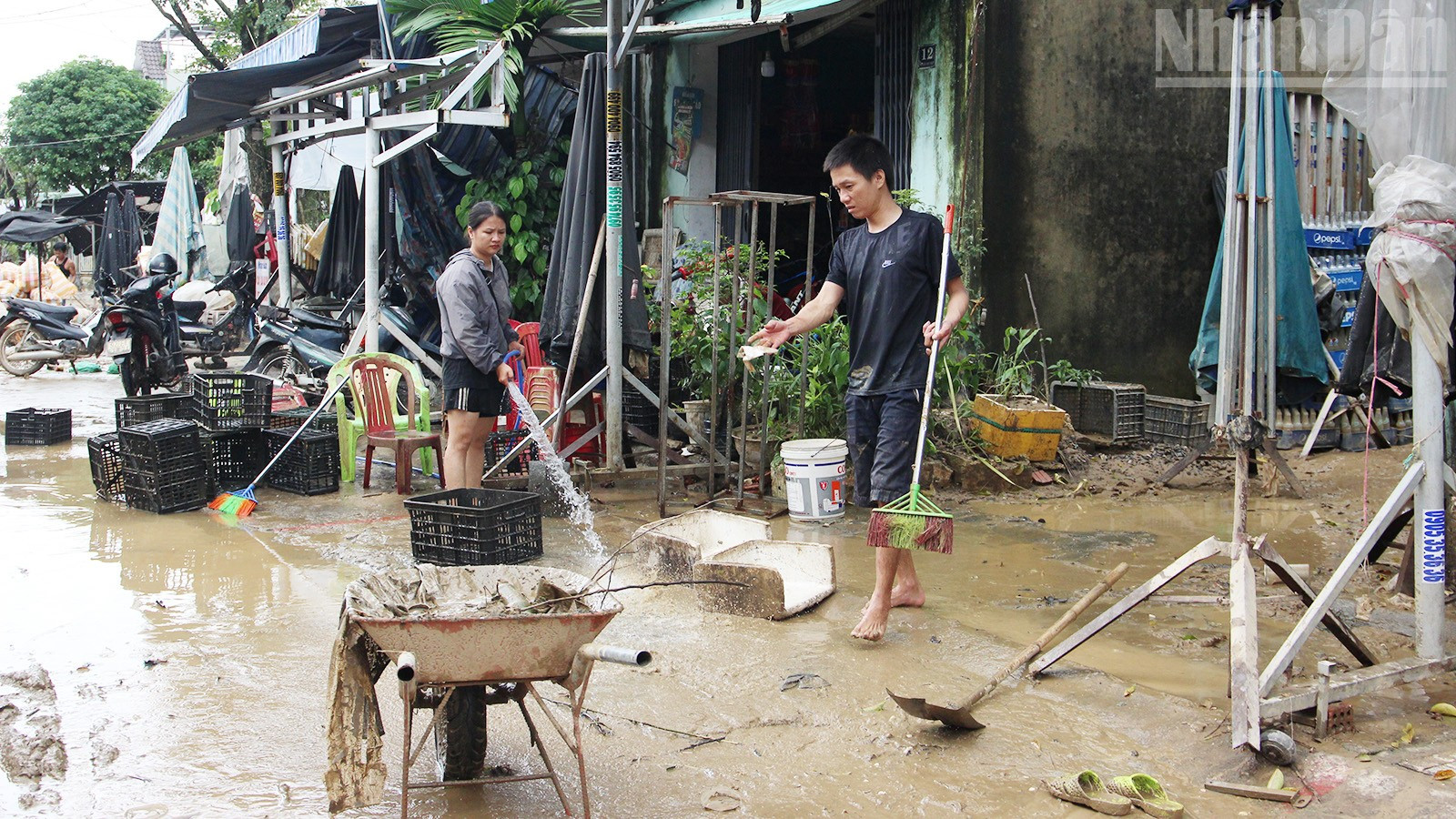 Bewoners van de Dai Loc-gemeenschap ruimen modder op. ndo_tr_4.jpg