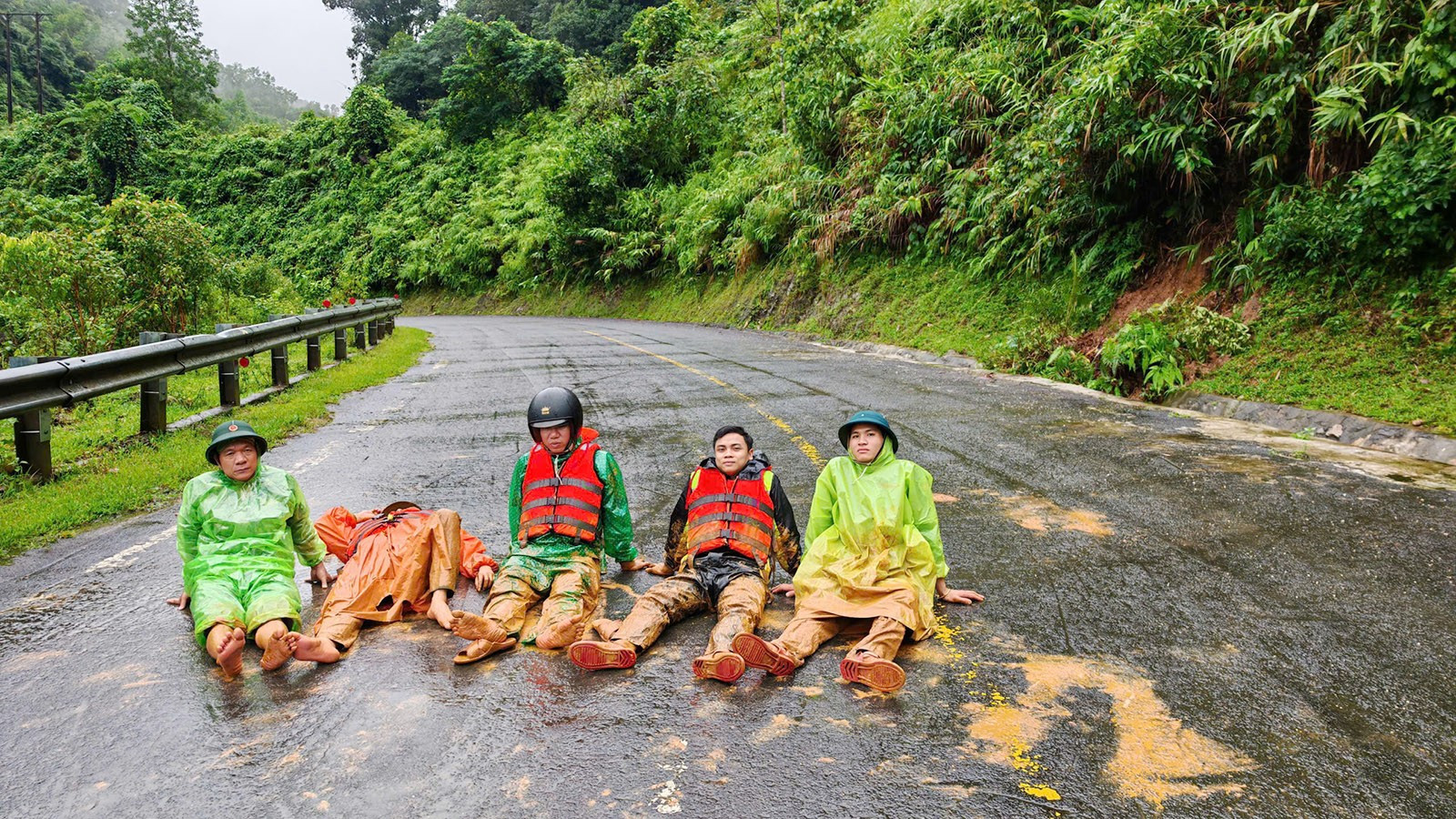 Phút nghỉ ngơi sau nhiều giờ hỗ trợ. 10.jpg