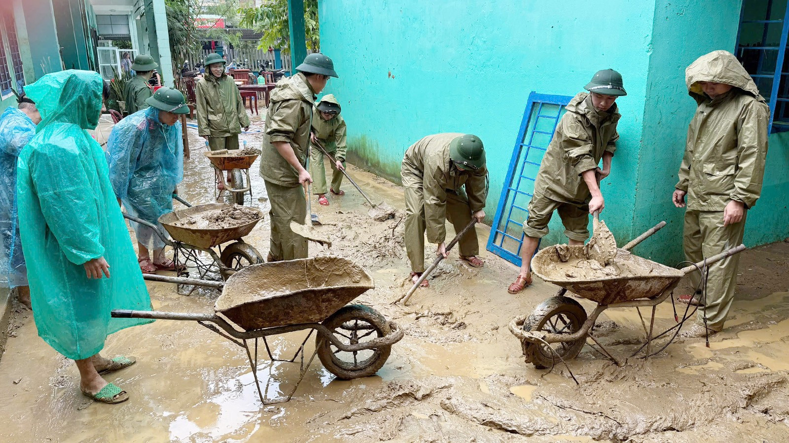 Sau khi lũ rút để lại lớp bùn đất đóng dày. 1.jpg