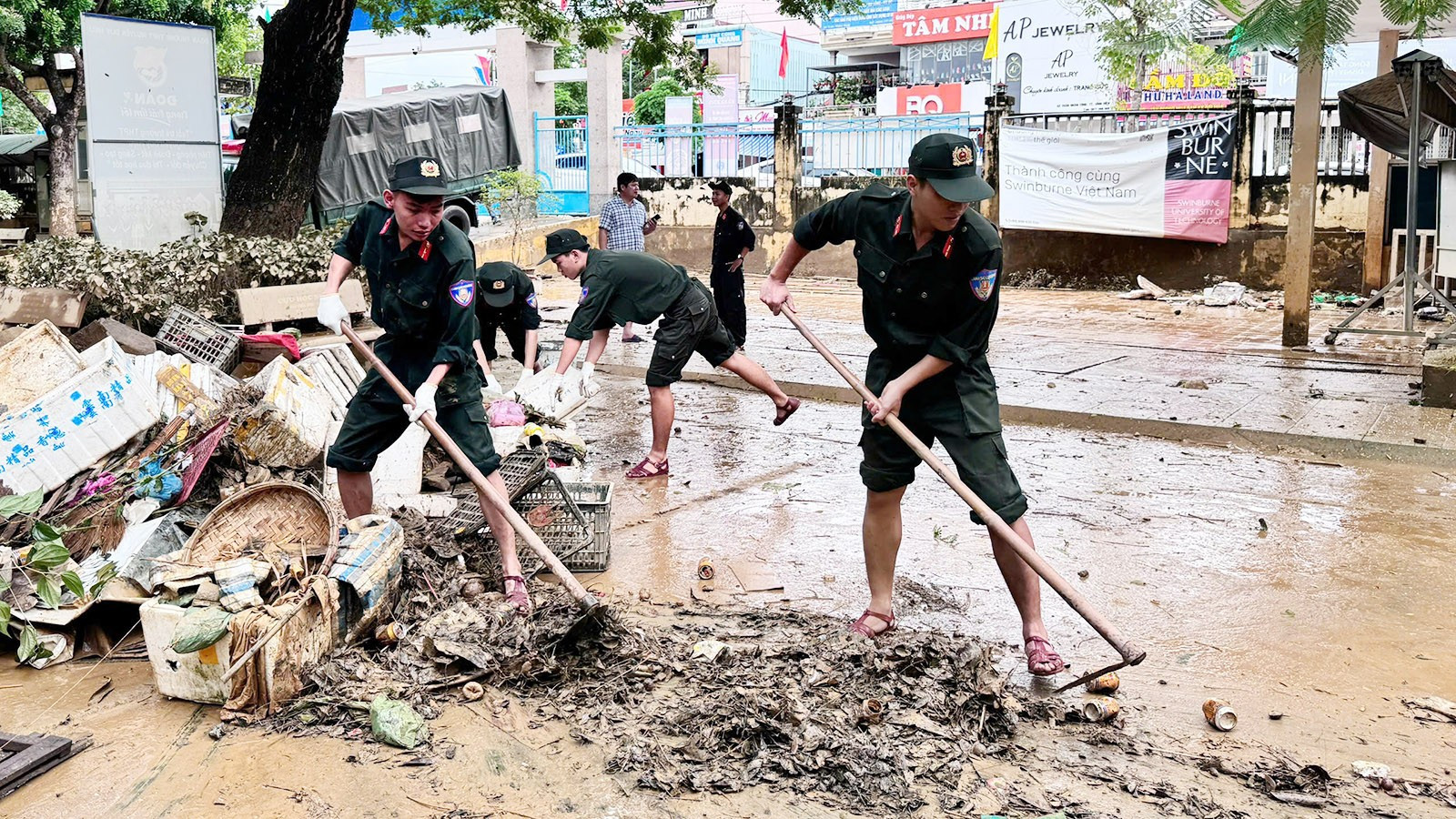 Cùng nhiều rác thải. 9.jpg