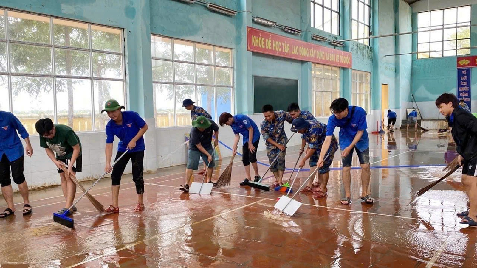 Đoàn viên, cán bộ chiến sĩ cùng chung tay. 16.jpg