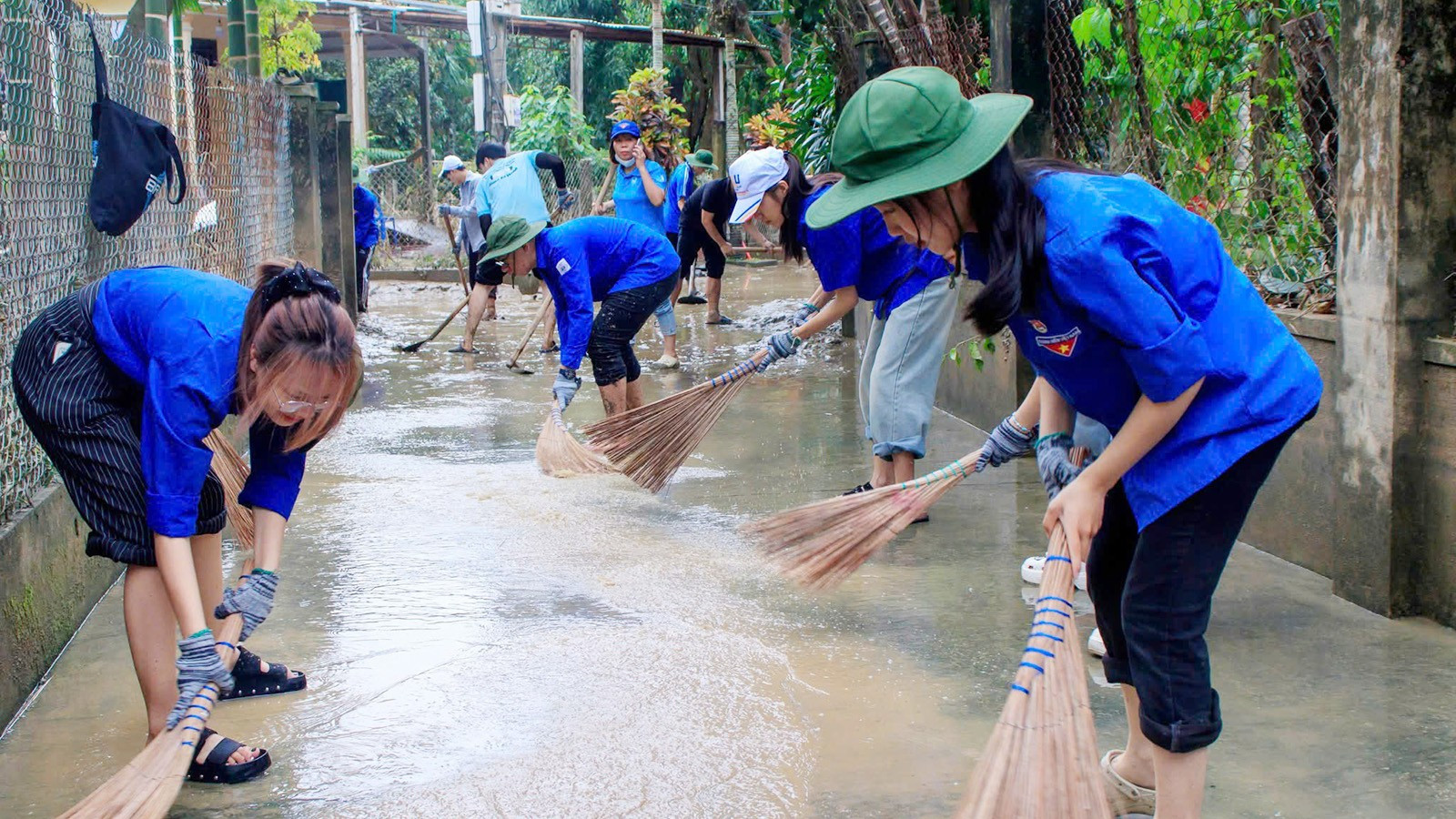 Đoàn viên thanh niên tham gia hỗ trợ địa phương vùng lũ. 15.jpg
