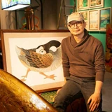 Họa sĩ Tạ Huy Long trong xưởng mở của anh, tại Không gian Manzi, Hà Nội. Ảnh: Nhân vật cung cấp