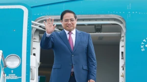 Thủ tướng lên đường dự Hội nghị WEF 16 Thiên Tân và làm việc tại Trung Quốc. (Ảnh: TTXVN)