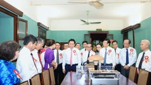 Đoàn đại biểu nhà báo tiêu biểu do đồng chí Nguyễn Trọng Nghĩa làm trưởng đoàn dâng hương tưởng niệm Bác Hồ tại Nhà 67 trong Khu Di tích Chủ tịch Hồ Chí Minh tại Phủ Chủ tịch. (Ảnh: TTXVN)