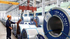 Hoạt động sản xuất tại Công ty TNHH tôn Hòa Phát, tỉnh Hưng Yên.