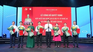 Phó Bí thư Thường trực Tỉnh ủy, Chủ tịch Hội đồng nhân dân tỉnh Nghệ An Hoàng Nghĩa Hiếu trao quyết định bổ nhiệm Tổng Biên tập và các Phó Tổng Biên tập Báo và Đài Phát thanh-Truyền hình Nghệ An.