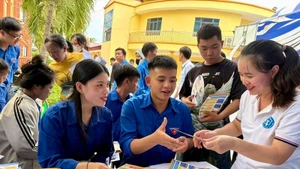 Sinh viên các trường cao đẳng trên địa bàn tỉnh Điện Biên hào hứng tìm hiểu thông tin tuyển dụng do Công ty TNHH Thương mại và Xây dựng số 6 Điện Biên cung cấp.