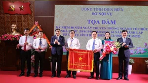 Thừa ủy quyền Thủ tướng Chính phủ, đồng chí Trần Quốc Cường, Bí thư Tỉnh ủy và đồng chí Lê Thành Đô, Chủ tịch Ủy ban nhân dân tỉnh Điện Biên trao Cờ thi đua của Chính phủ cho Sở Nội vụ tỉnh Điện Biên.