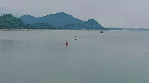 Hệ thống phao, đèn báo hiệu trên tuyến đường thủy hồ Núi Cốc, đến nay hết niên hạn sử dụng 8 năm.