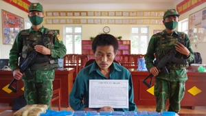 Đối tượng Cháng A Lử cùng tang vật khi bị bắt giữ. (Ảnh: ANH DŨNG)