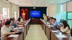 Hội đồng nghệ thuật họp, thảo luận phương án tuyển chọn tác phẩm tham gia Triển lãm thành tựu đất nước.