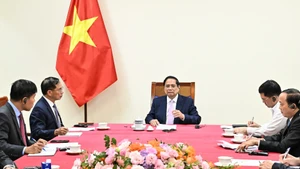 Thủ tướng Chính phủ Phạm Minh Chính điện đàm với Thủ tướng Malaysia Anwar Ibrahim. 