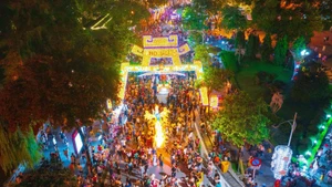 Phố đi bộ đêm Thành cổ Sơn Tây trở thành sản phẩm du lịch đặc sắc, hấp dẫn với du khách. (Ảnh: QUỲNH CHI)