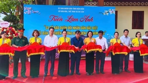 Đại biểu cắt băng khai mạc Triển lãm. 