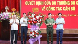 Lãnh đạo Tỉnh ủy, Ủy ban nhân dân tỉnh Điện Biên tặng hoa chúc mừng đồng chí Vũ Văn Đấu. (Ảnh: LÊ LAN)
