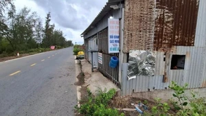 Nhiều hộ dân ngang nhiên dựng nhà, lều quán sát mặt đê ven biển ở Bạc Liêu.