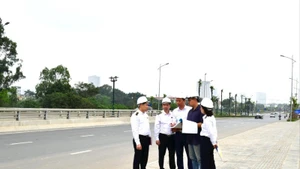 Tổ kiểm toán kiểm tra thực tế tại tuyến đường Lê Quang Đạo kéo dài (Hà Nội). (Ảnh NGUYỄN LY)