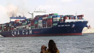 Một tàu chở hàng di chuyển trên Kênh đào Suez ở tỉnh Ismailia, Ai Cập, ngày 13/1/2024. (Ảnh: XINHUA)